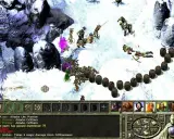 Bitwa w **Icewind Dale 2** na mroźnym pustkowiu. Bohaterowie walczą z orkami, a beczki tworzą strategiczną linię.