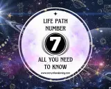 Numerologiczna 7 mężczyzna odkrywa kosmiczne tajemnice. Gwiazdy, planety i zodiak w tle.