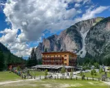 Rifugio Pederü, un albergo in legno ai piedi delle Dolomiti. Ecco come arrivare per goderti la natura.