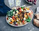 En härlig bowl med quinoa, kikärtor, tomater, fetaost och härligt grillad aubergine. Serveras med gott bröd och vatten med citron.