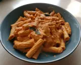En skål med krämig vodka pasta, toppad med chiliflakes och färska örter. En riktig klassiker!