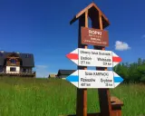 Rozdroże szlaków w Ropkach. Główny Szlak Beskidzki do Ustronia (277 km) i Wołosate (224 km). Szlak Karpacki do Rzeszowa (407 km) i Grybowa (38 km).