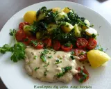 Escalope de veau crémeuse, accompagnée de pommes de terre sautées, tomates cerises rôties et quartiers de citron.