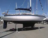 Voilier Kelt 850 blanc et gris, sur bers, prêt pour l'hivernage.