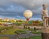 Wielki drewniany kucharz i balon na gorące powietrze nad placem zabaw i mini golfem. Kościerzyna atrakcje dla dzieci oferują mnóstwo zabawy.