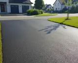 Podjazd z asfaltu: Koszt, ceny za m2 i jak nie przepłacić?
