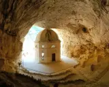 Tempio di Valadier, gioiello dell'entroterra marchigiano, incastonato in una grotta.