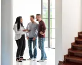 Un agent immobilier montre un appartement à un couple. La question se pose : peut-on louer un appartement seul quand on est marié ?