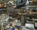 Ausgestelltes Wrack eines Junkers Ju 87 Stuka Flugzeugs, das im Museum ausgestellt ist.