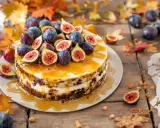 Gâteau d'automne décoré de figues fraîches et nappé de caramel, entouré de feuilles d'automne.