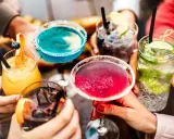 Kolorowe, proste drinki do zrobienia w domu: pomarańczowy, niebieski, czerwony, ciemny i zielony. Idealne na letnie wieczory.