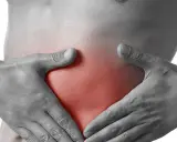 Hände umfassen den Bauch, wo ein roter Bereich auf **Seitenstechen links** hinweist.