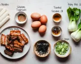 Składniki do ramen miso: makaron, jajka, boczek, pak choi, nori, cebulka, olej sezamowy, chili i przyprawy.