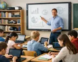 Lehrer erklärt Diagramme an einem Whiteboard, während Schüler mit digitalen Tools wie Laptops und Tablets arbeiten.