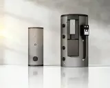Zwei moderne Warmwasserspeicher, einer davon ein Gastherme Durchlauferhitzer, stehen nebeneinander.