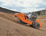 Rodillo Hamm H 20i trabajando en una pendiente, realizando la compactación del suelo.