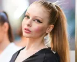 Modelo con delineado cat eye dramático y labios rosados, su cabello recogido en una coleta alta.