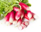 Un bouquet de radis de 18 jours, aux couleurs vives rose et blanc, avec quelques rondelles coupées.