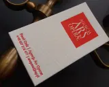 Wizytówka Agencji Ars Operae z logo i danymi kontaktowymi, wykonana eleganckim drukiem typograficznym.