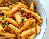 Penne w kremowym sosie z suszonymi pomidorami i szczypiorkiem. Pyszne danie, które zachwyci każdego smakosza makaronu.
