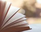 Otwarta książka, strony wirują jak liście. Każda strona to świat, pełen historii, jak w tym momencie, gdy czujesz sonder, myśląc o wszystkich życiach.
