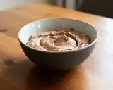 Un bol de ganache Nutella mascarpone onctueuse, prête à être dégustée. Une recette facile pour un dessert gourmand.