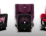 Trzy foteliki Britax Romer Dualfix w kolorach różowym, fioletowym i czerwonym, prezentujące różne kąty widzenia.