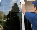 Instalador ajusta cristal de ventana. Consulta el precio cambiar cristal ventana para tu hogar.