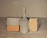 Nature morte dans le style de Caravage : une bouteille blanche, un cylindre gris et une brique orange sur une étagère.