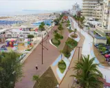Passeggiata lungomare a Rimini Miramare con aree gioco, stabilimenti balneari e palazzi affacciati sul mare.