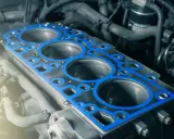 Nueva junta de culata lista para comprobar y montar en el motor.