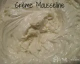 Crème mousseline vanille, onctueuse et parsemée de points de vanille, prête à garnir vos desserts maison.