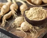 Korzeń maca i proszek na drewnianej desce. Odkryj niezwykłe maca właściwości tego superfoods, cenionego za energię i witalność.