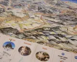 Mapa turystyczna Karkonoszy z zaznaczonymi miejscowościami, w tym Szklarska Poręba, oraz zdjęciami atrakcji.