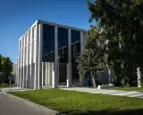 Nowoczesny budynek, gdzie mieści się psychologia Rzeszów. Wokół zieleń i słoneczny dzień.