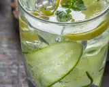 Erfrischender Gin Tonic mit Gurke, Zitrone und Minze. Ein leichtes Rezept für heiße Tage.