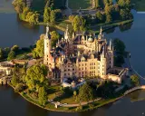 Schweriner Schloss, perła północnych Niemiec, co warto zobaczyć, otoczony wodą i zielenią.