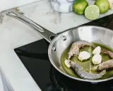 Camarones y ajo en sartén de acero inoxidable, un paso para como curar una sartén de acero inoxidable.