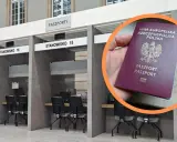 Dłoń trzyma polski paszport na tle stanowisk obsługi paszportowej.
