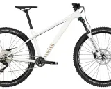 Biały rower górski Canyon z oponami Schwalbe Hans Dampf i Magic Mary. Idealny rower na singletrack, gotowy na wyzwania.