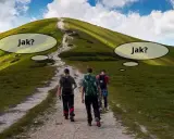 Trzej turyści idą ścieżką na zielone wzgórze. Chmury na niebie i dymki z napisem "Jak?" sugerują, że to góry dla początkujących, ale wciąż budzą pytania.