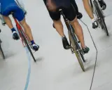 Kolarstwo halowe na welodromie. Kolarze w akcji, dynamiczne ujęcia nóg i rowerów.