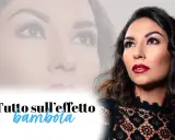 Un trucco per ciglia che dona uno sguardo da bambola. Labbra rosse e un abito di pizzo completano il look.