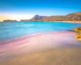 Piękna plaża w Grecji, gdzie nawet w grudniu można cieszyć się łagodną pogodą i kąpielami w turkusowym morzu.
