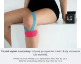 Kolano z niebieskim i różowym plastrem, stosowanym przy chondromalacji rzepki. Taping wspiera staw.