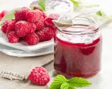 Frische Himbeeren und ein Glas selbstgemachte Himbeermarmelade. Ein einfaches Rezept für den Sommer.