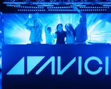 Glada besökare njuter av stämningen vid Avicii museum, med ljusshow och musik.