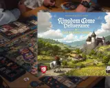 Rebel zapowiedzi: plansza do gry Kingdom Come: Deliverance, zamek na wzgórzu, wioska i rycerz na koniu.