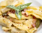 Ravioli fatti in casa con pancetta croccante, salvia e parmigiano, un assaggio dei piatti tipici bergamaschi.