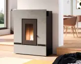 Poêle à granulés moderne, idéal pour une consommation d'énergie maîtrisée. Flammes visibles dans la chambre de combustion.